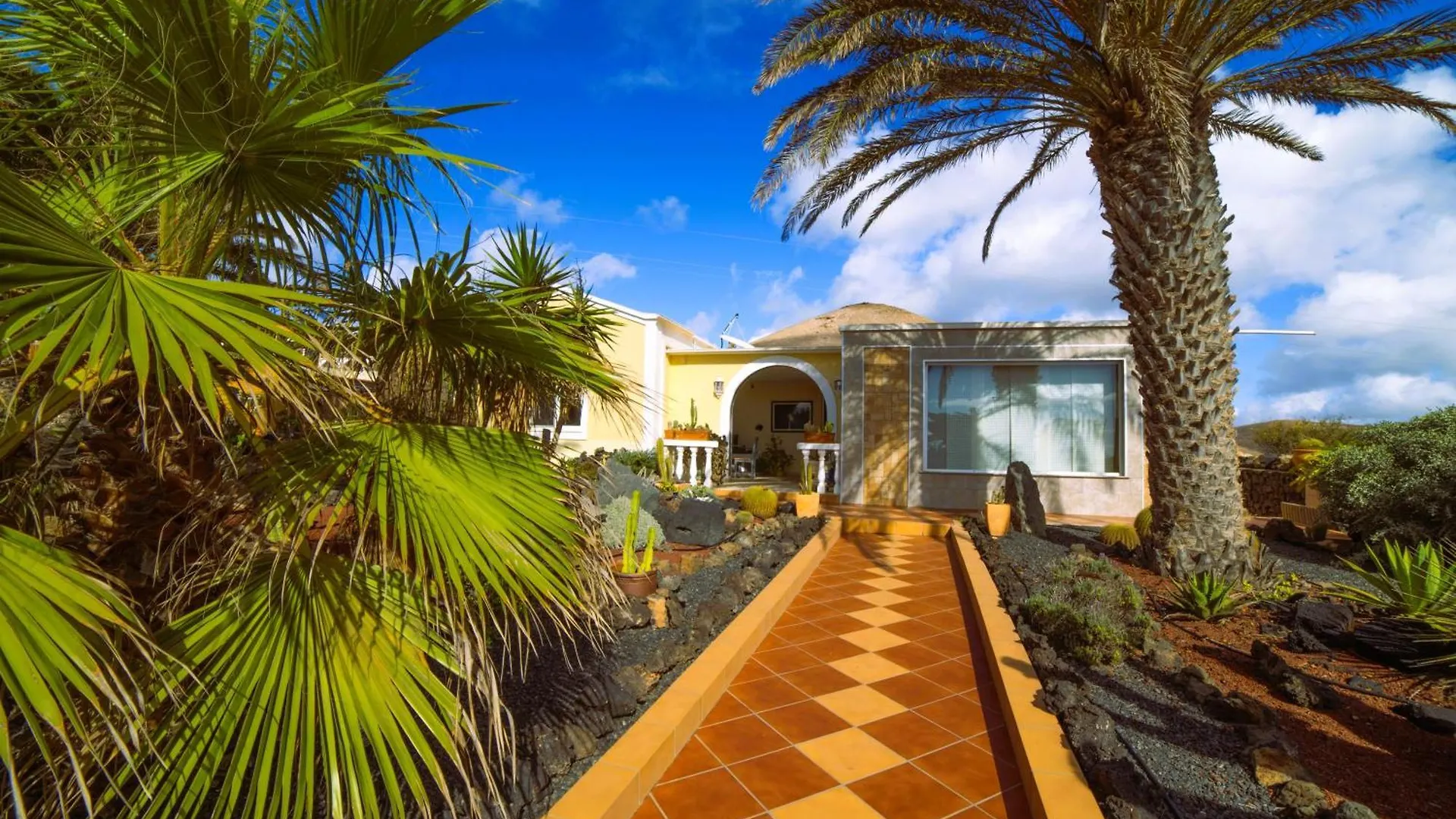 Madora Villa - Private Pool, Amazing Garden, Sea View & Quiet Location La Asomada  0*, La Asomada (Lanzarote)